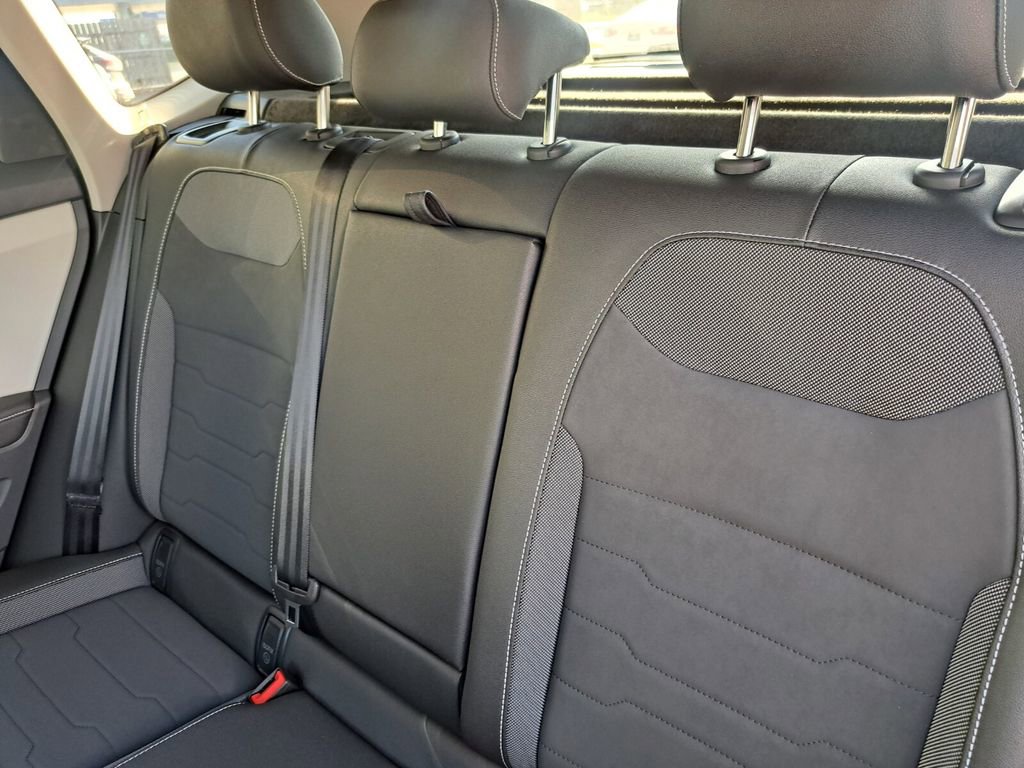 Used 2025 Volkswagen Taos SE image 21