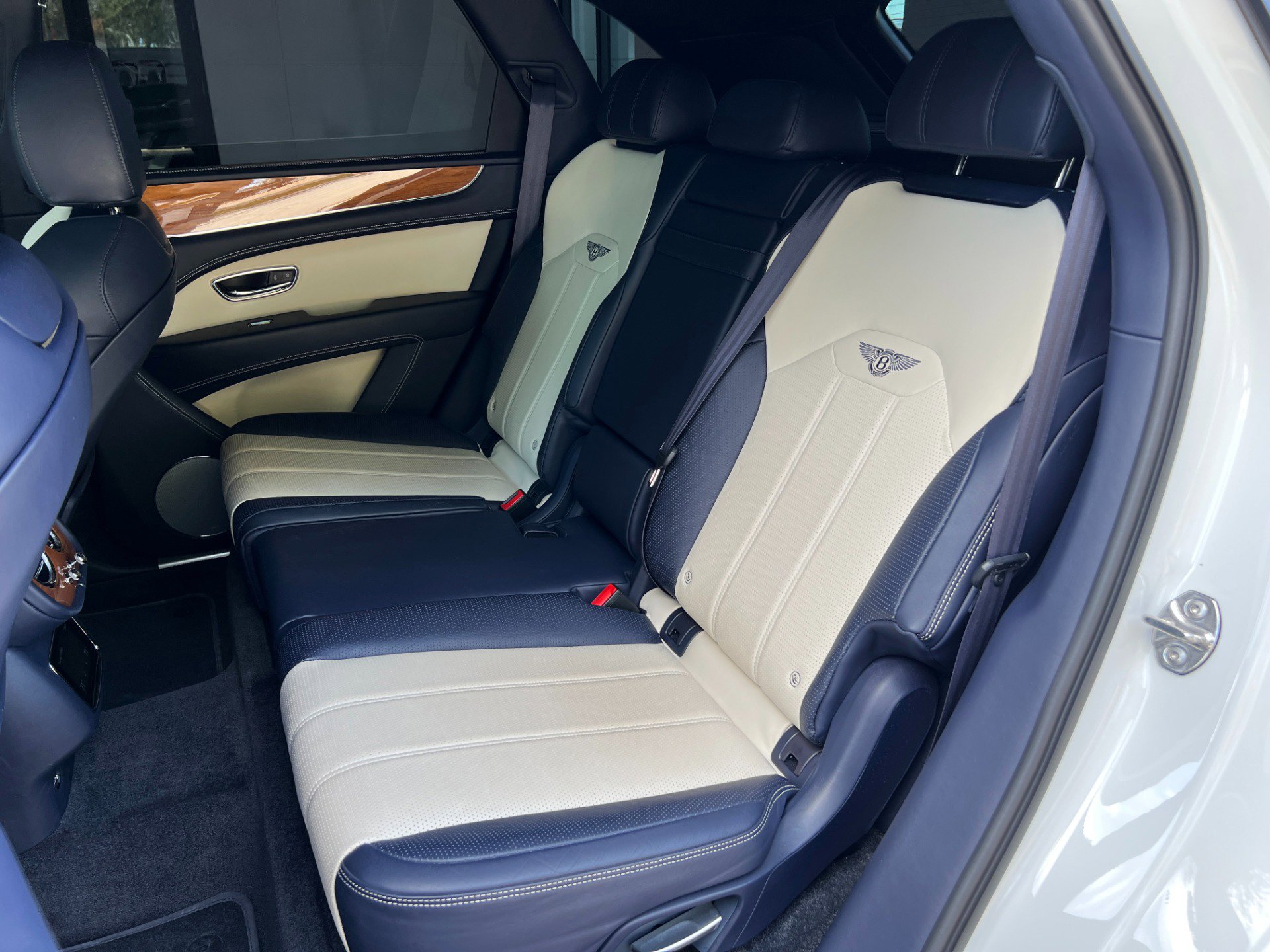 Used 2021 Bentley Bentayga image 29