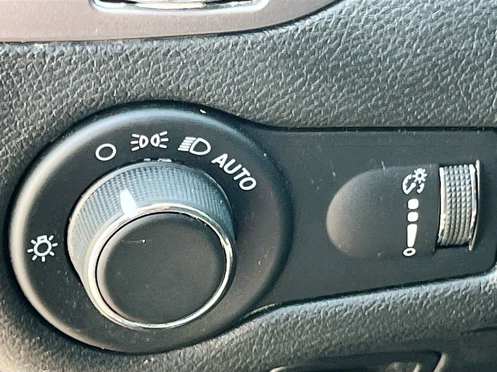 Used 2021 Jeep Cherokee Latitude FWD image 10