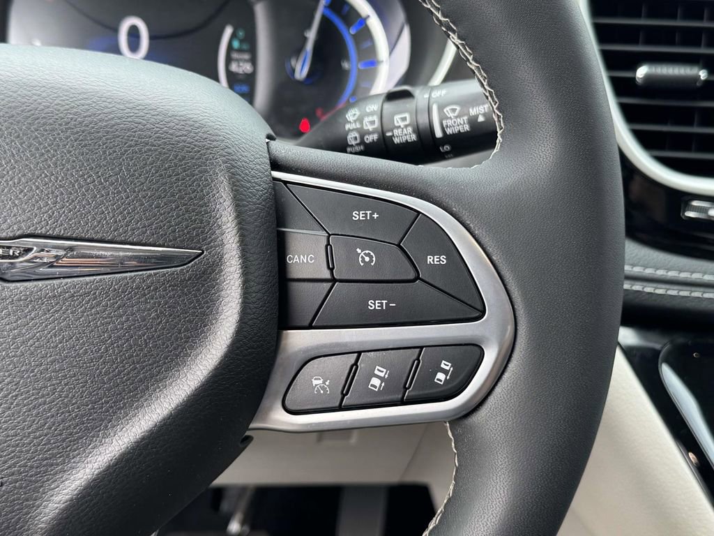 Used 2022 Chrysler Pacifica Touring-L FWD image 24