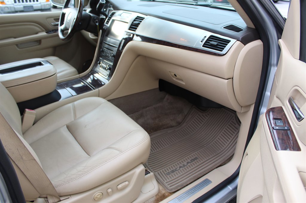 Used 2013 Cadillac Escalade ESV Premium image 12