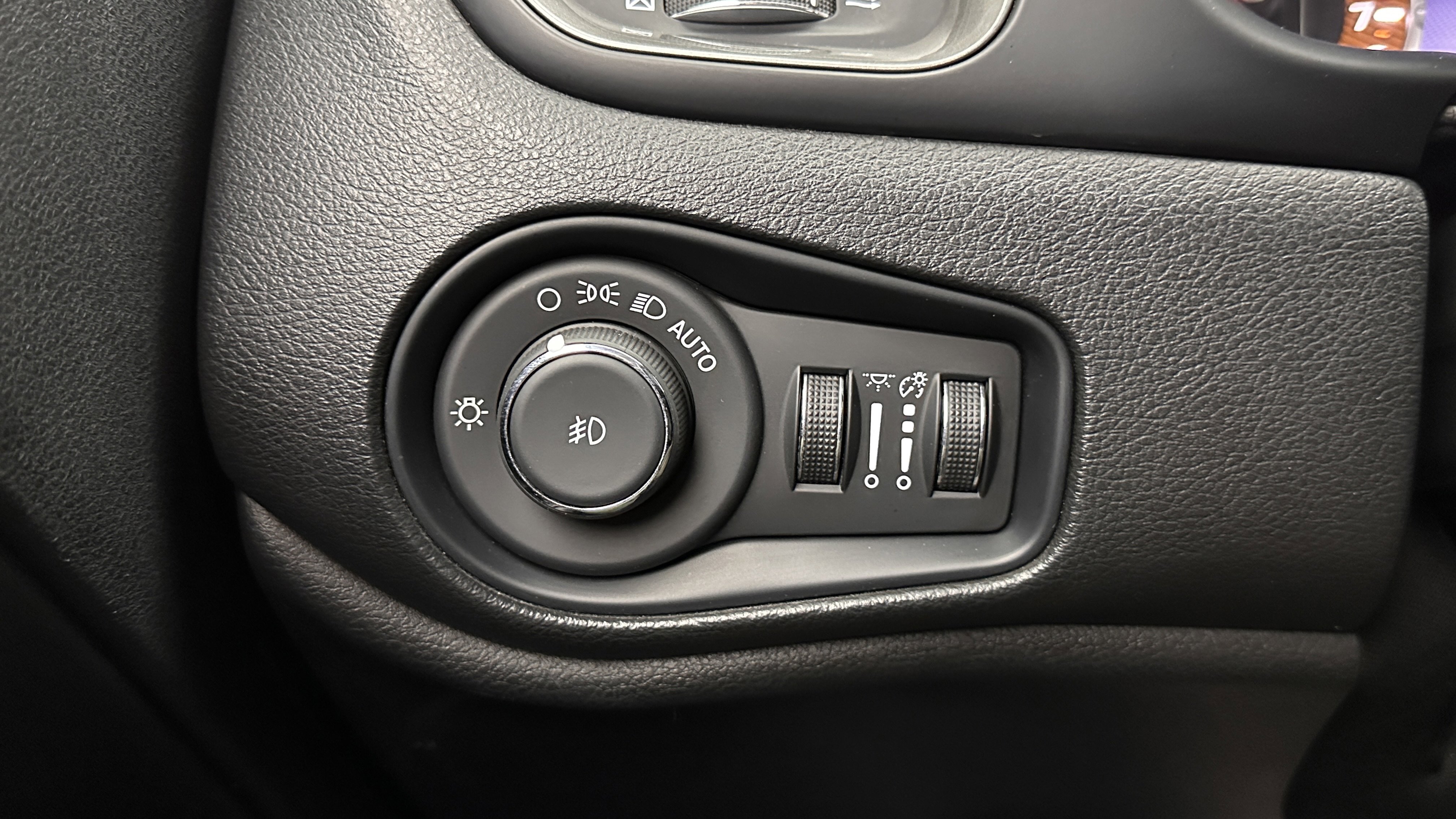 Used 2022 Jeep Renegade Latitude AWD/4WD image 23