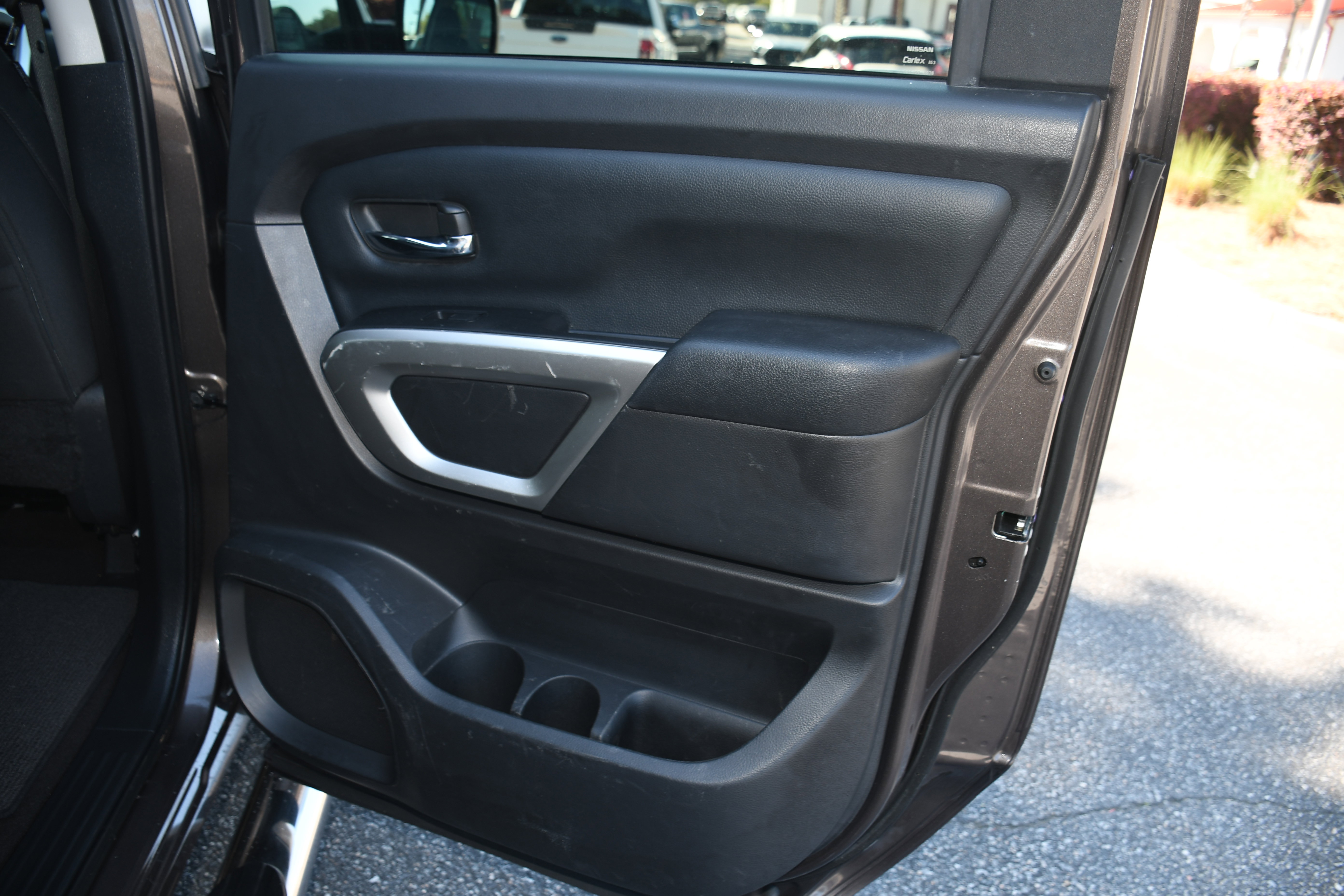 Used 2019 Nissan Titan SV image 18