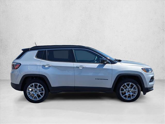 Used 2025 Jeep Compass Limited AWD/4WD image 4