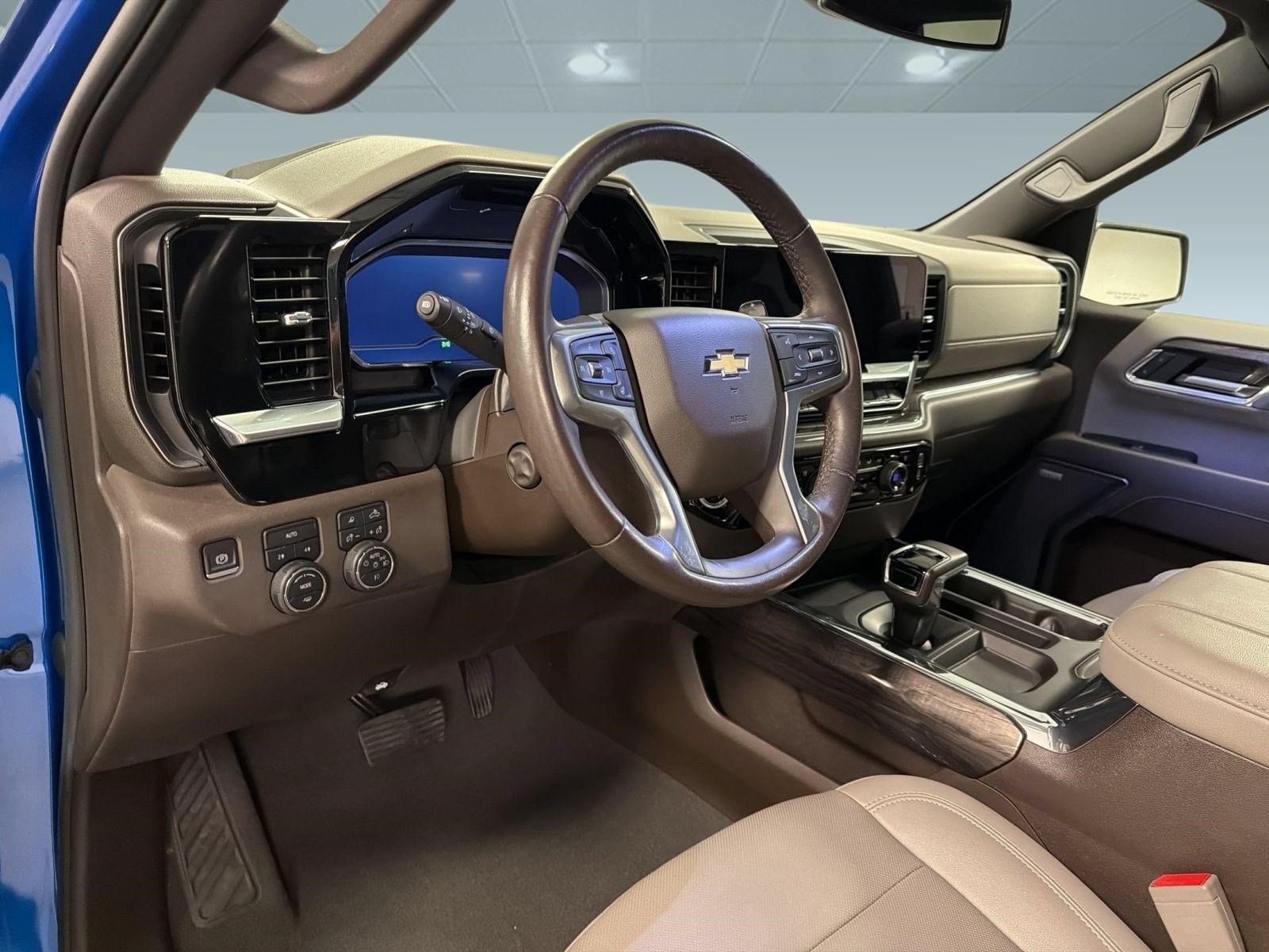 Used 2023 Chevrolet Silverado 1500 LTZ AWD/4WD image 3
