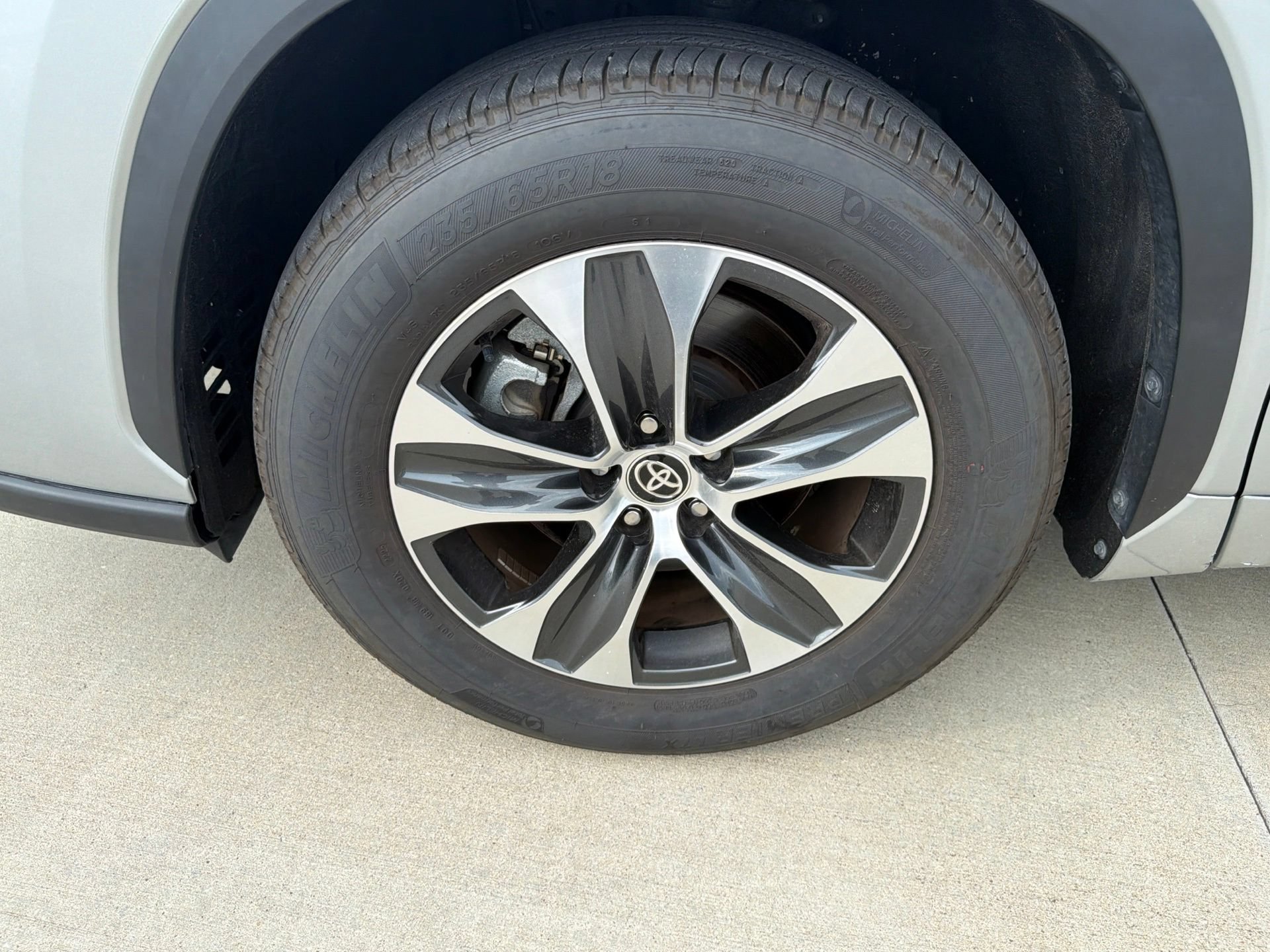 Used 2025 Toyota Highlander XLE FWD image 9