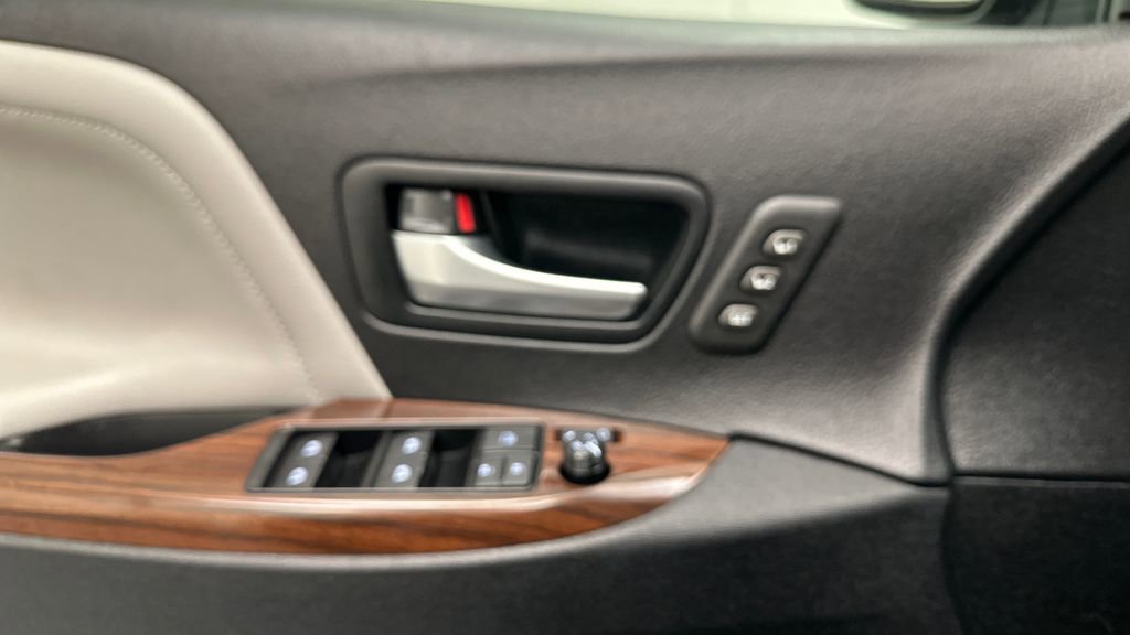 Used 2017 Toyota Sienna Limited image 23