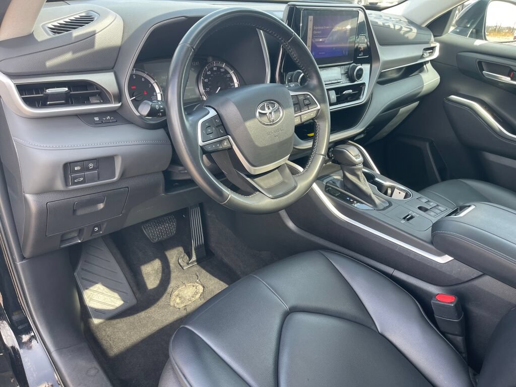 Used 2023 Toyota Highlander XLE FWD image 5
