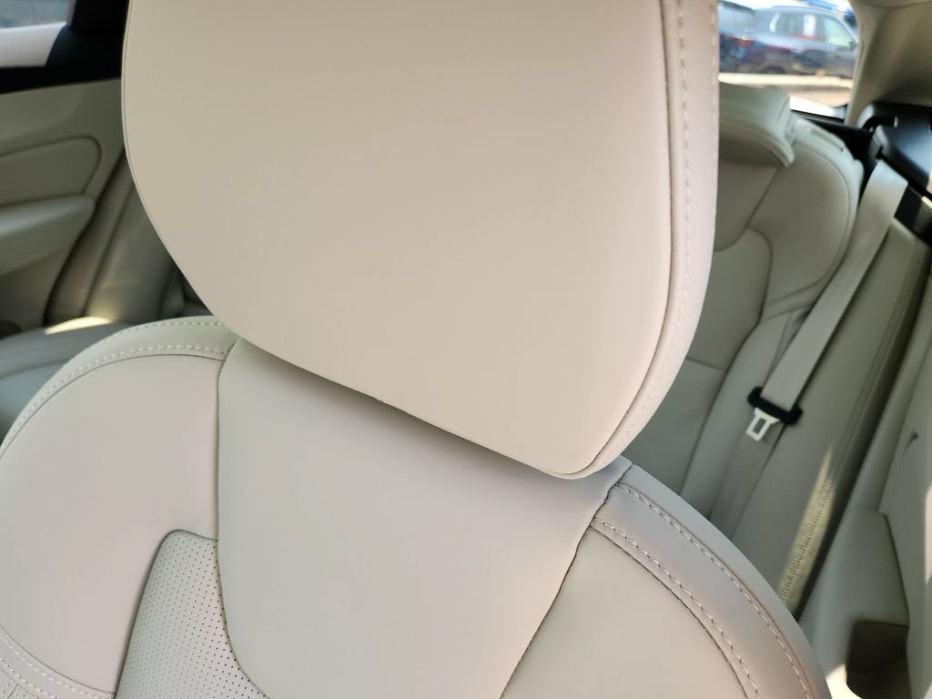New 2026 Volvo XC60 T8 Ultra w/ Climate Package PRO AWD/4WD image 6