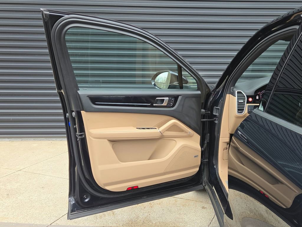 Certified 2022 Porsche Cayenne image 6
