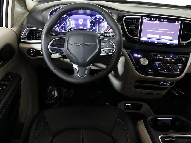 Used 2024 Chrysler Pacifica Touring-L FWD image 3