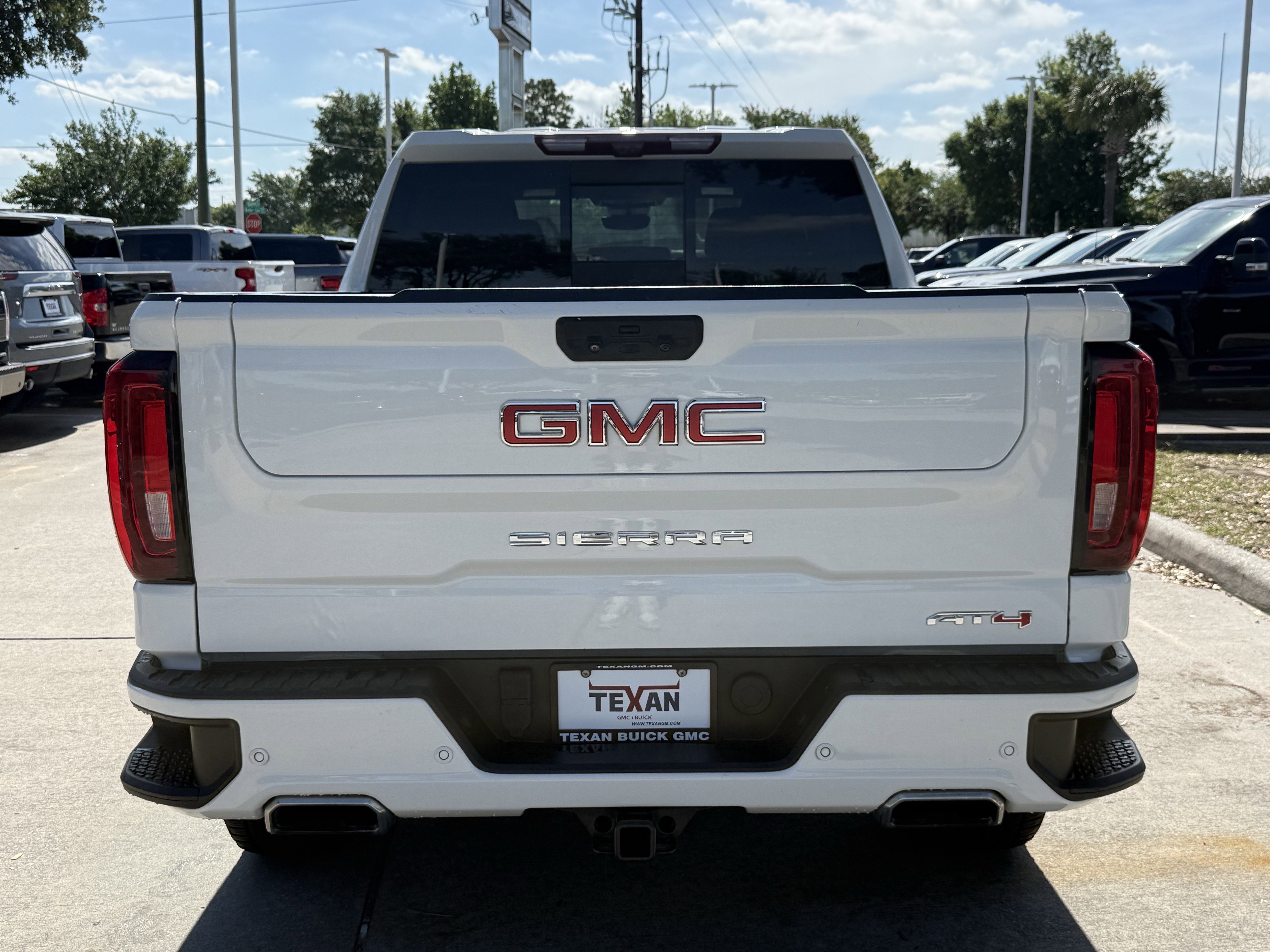 Used 2023 GMC Sierra 1500 AT4 w/ AT4 Premium Package AWD/4WD image 6