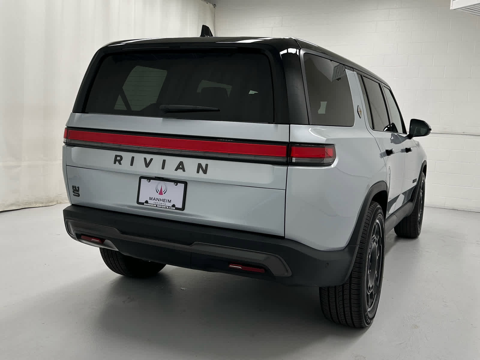 Used 2025 Rivian R1S Adventure image 6