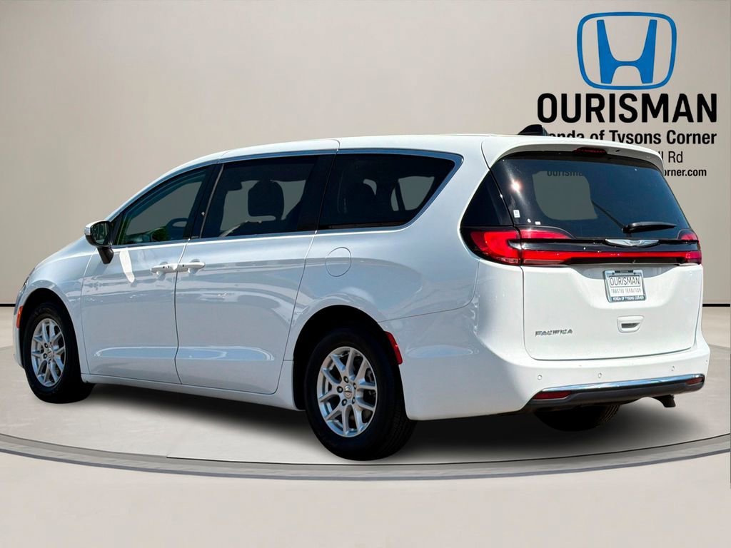 Used 2023 Chrysler Pacifica Touring-L image 4