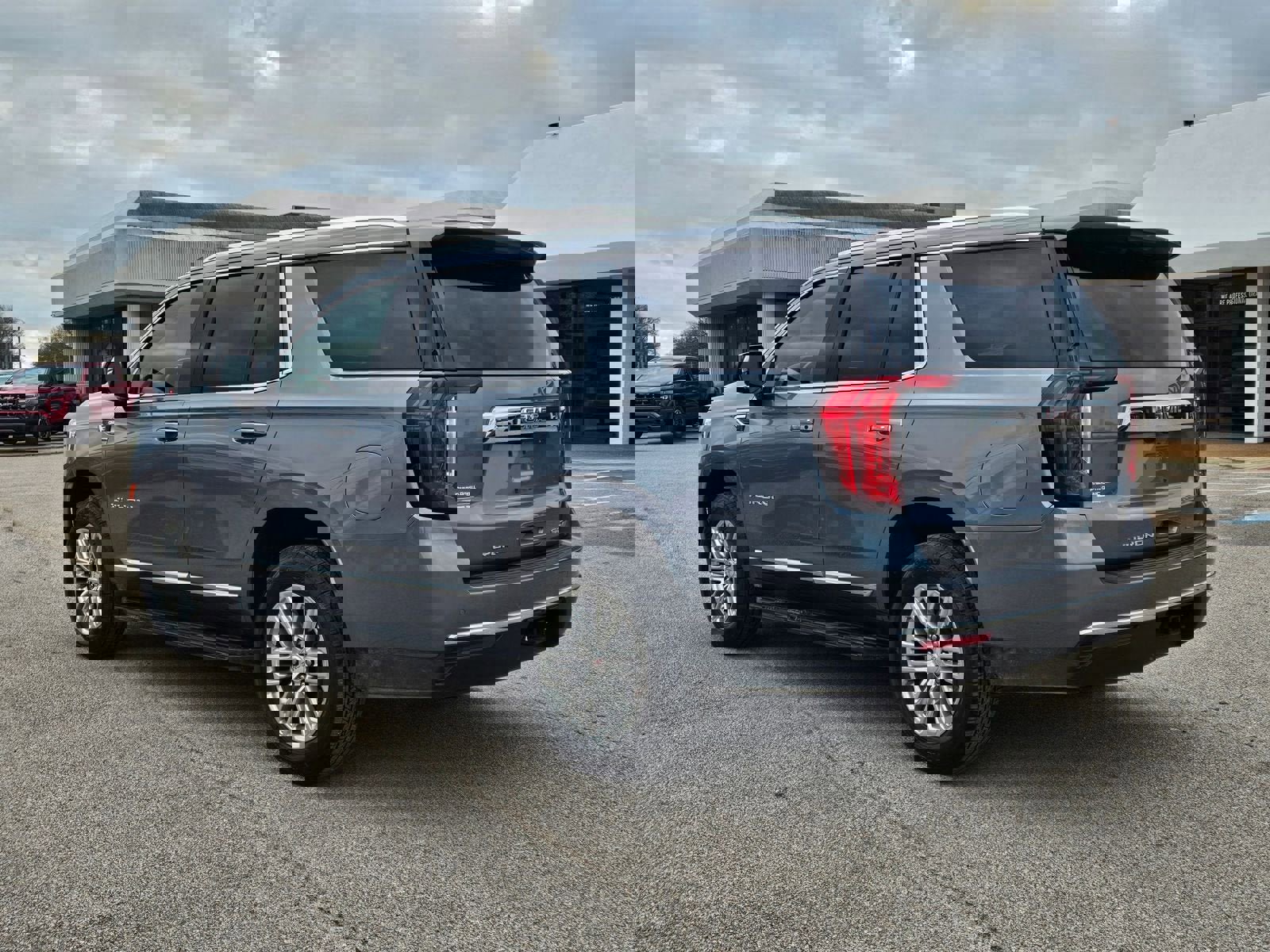 Used 2022 GMC Yukon SLT w/ SLT Luxury Package image 3