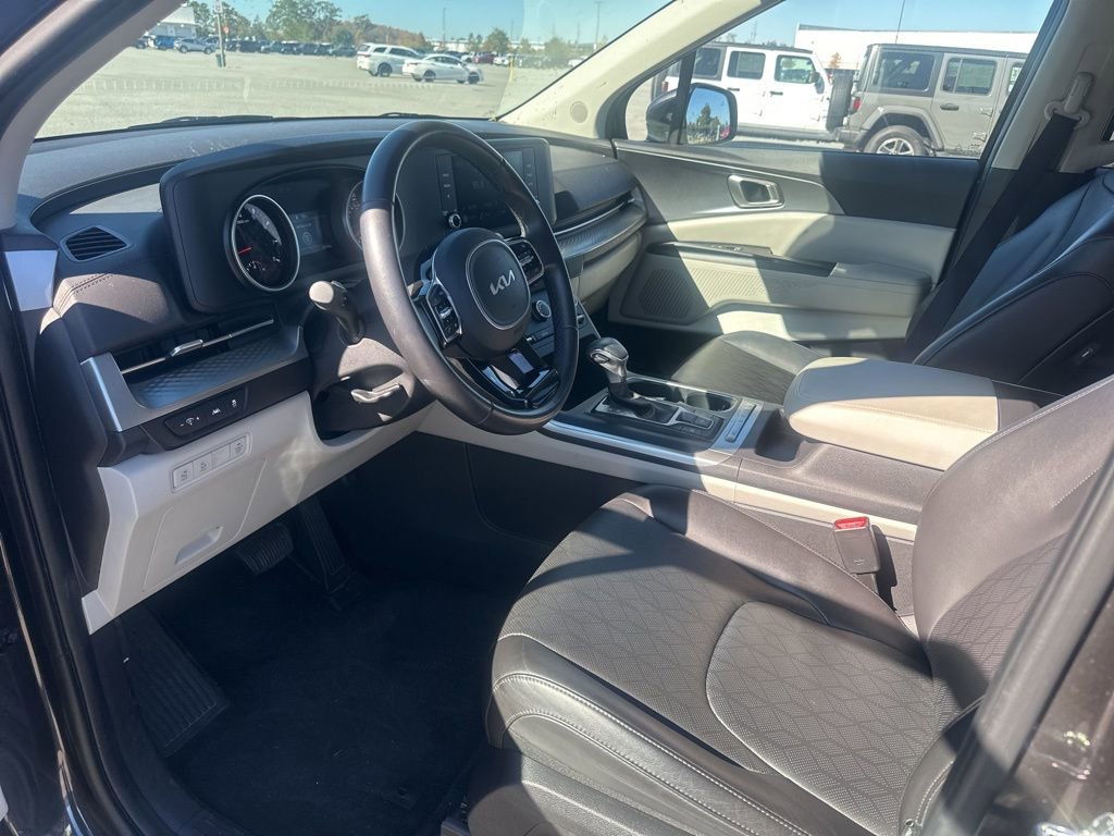 Used 2024 Kia Carnival LX image 14