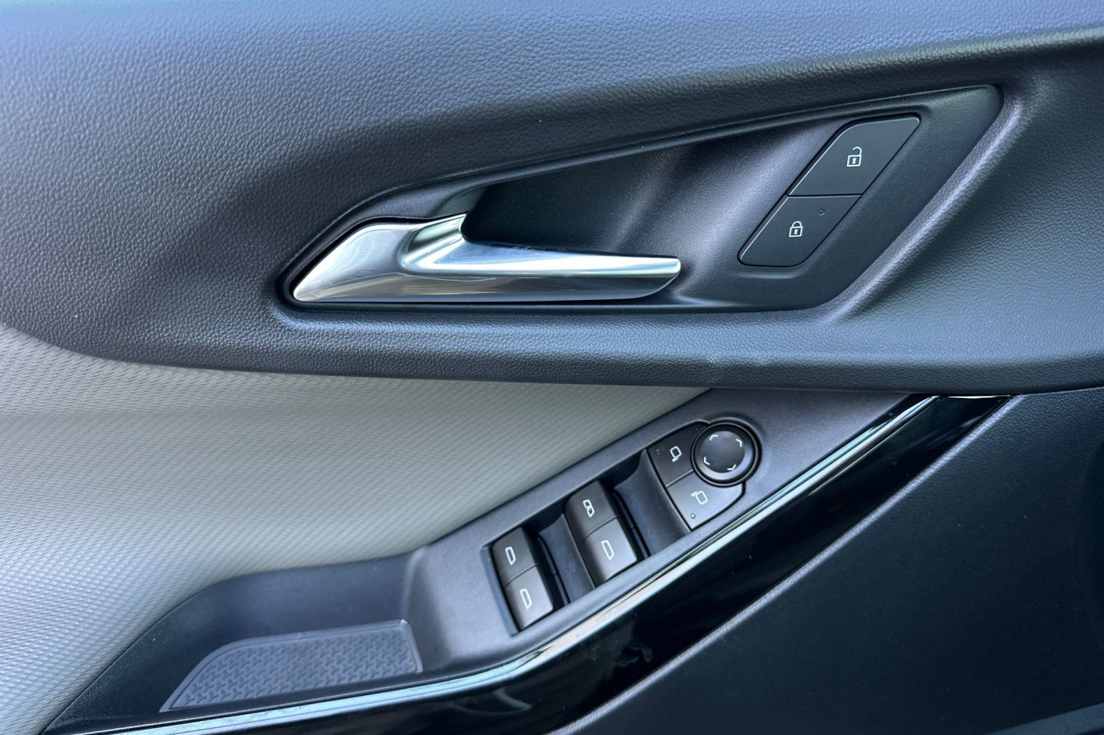 New 2026 Chevrolet Equinox LT w/ Convenience Package II FWD image 11