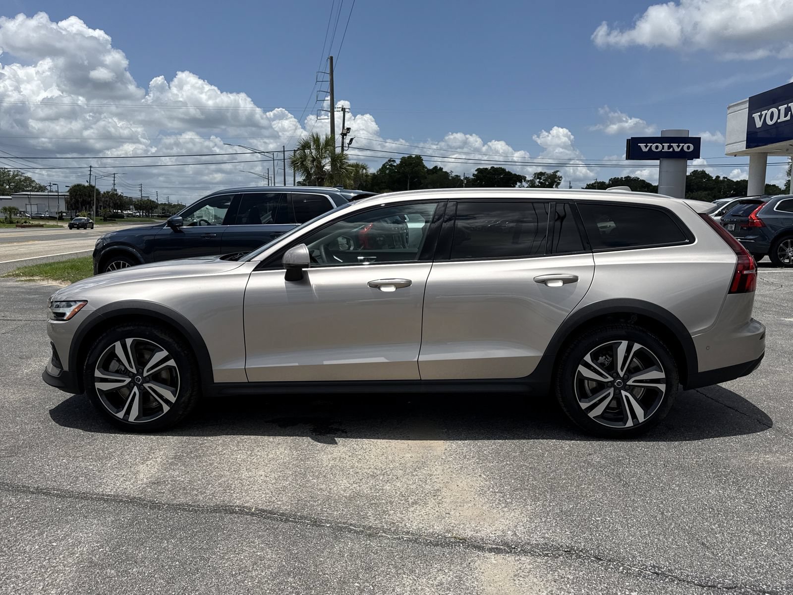 New 2026 Volvo V60 B5 Cross Country Plus w/ Protection Package Premier AWD/4WD image 2