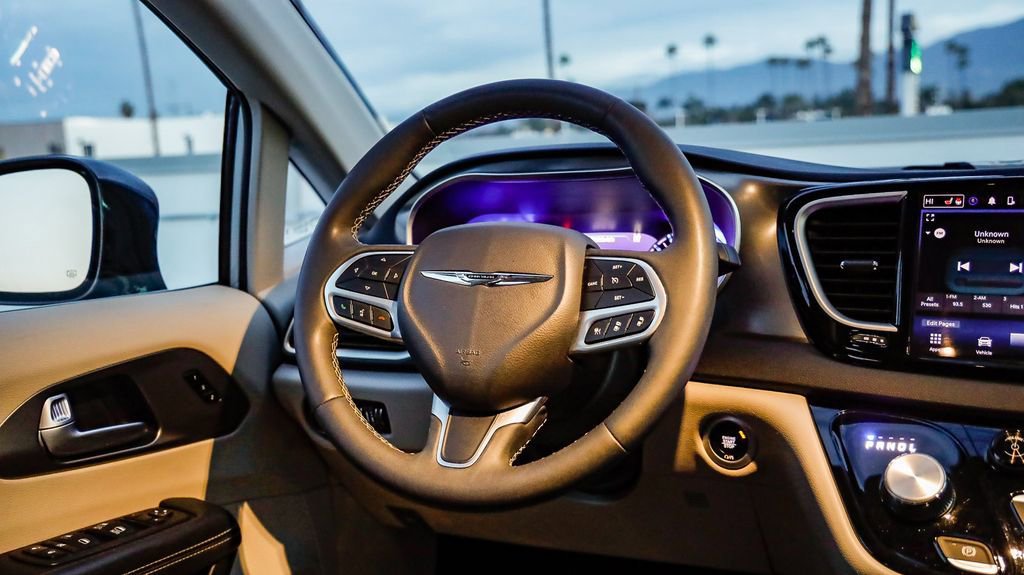 Certified 2024 Chrysler Pacifica Touring-L image 18