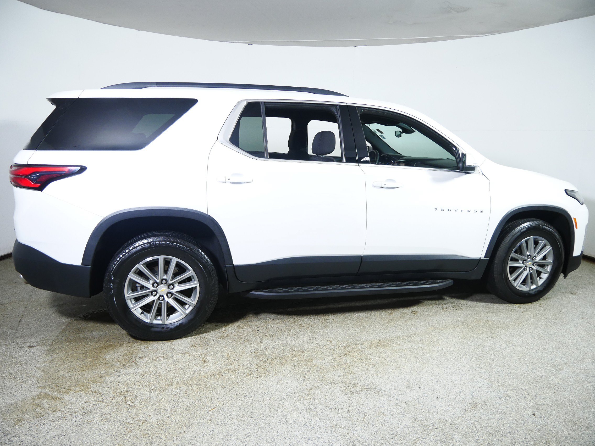 Used 2023 Chevrolet Traverse LT FWD image 8