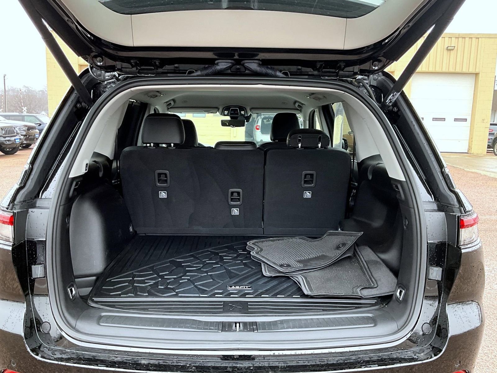 Used 2024 Jeep Grand Cherokee Limited w/ Luxury Tech Group II image 9