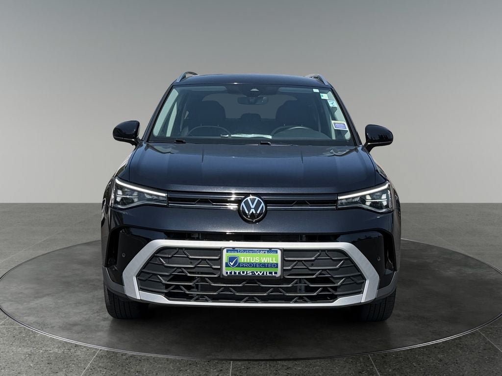 Used 2025 Volkswagen Taos SE AWD/4WD image 2