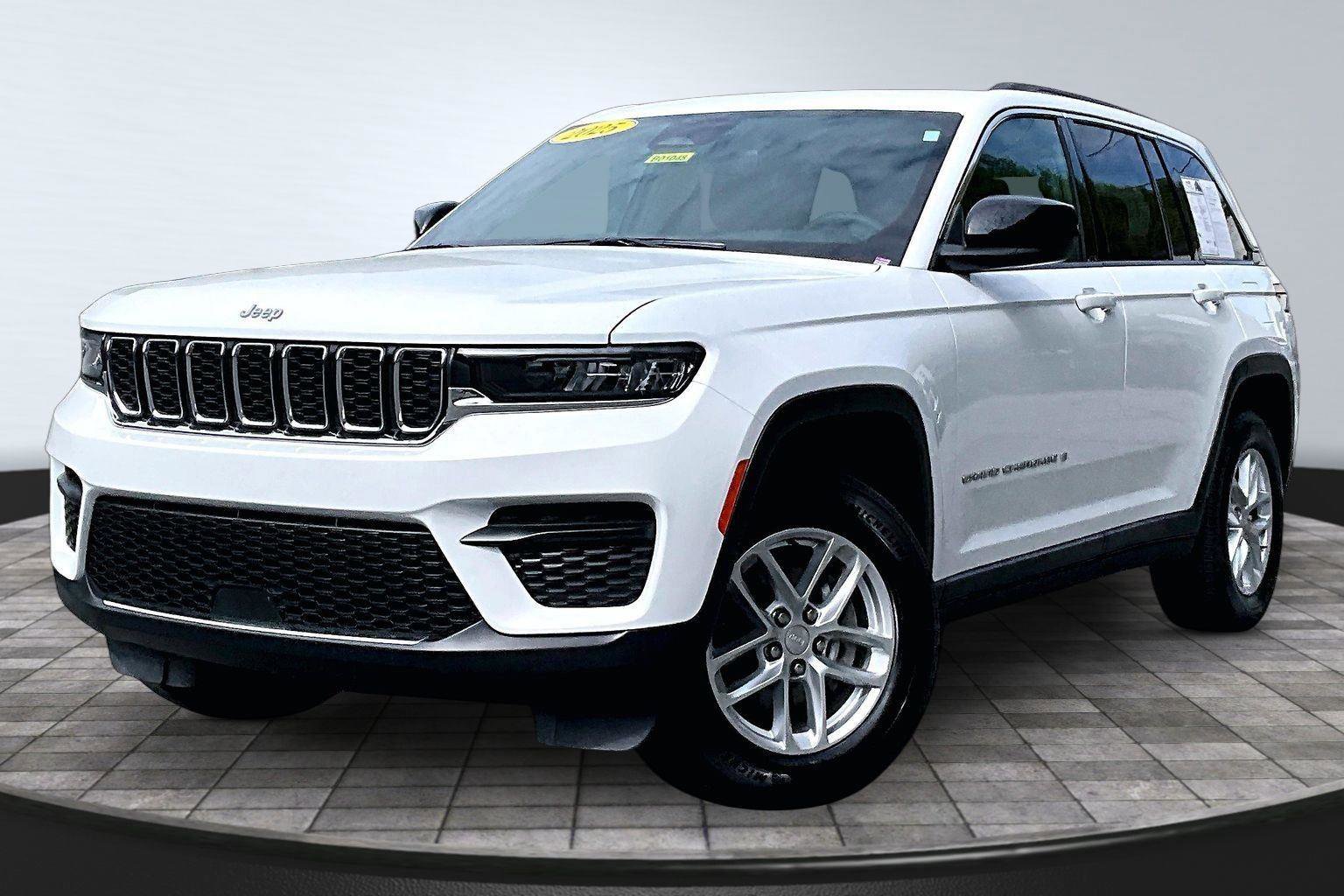 Certified 2025 Jeep Grand Cherokee Laredo X w/ Luxury Tech Group I AWD/4WD image 12