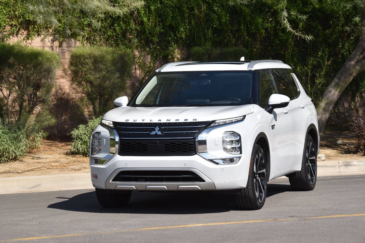 Used 2023 Mitsubishi Outlander SEL AWD/4WD image 2