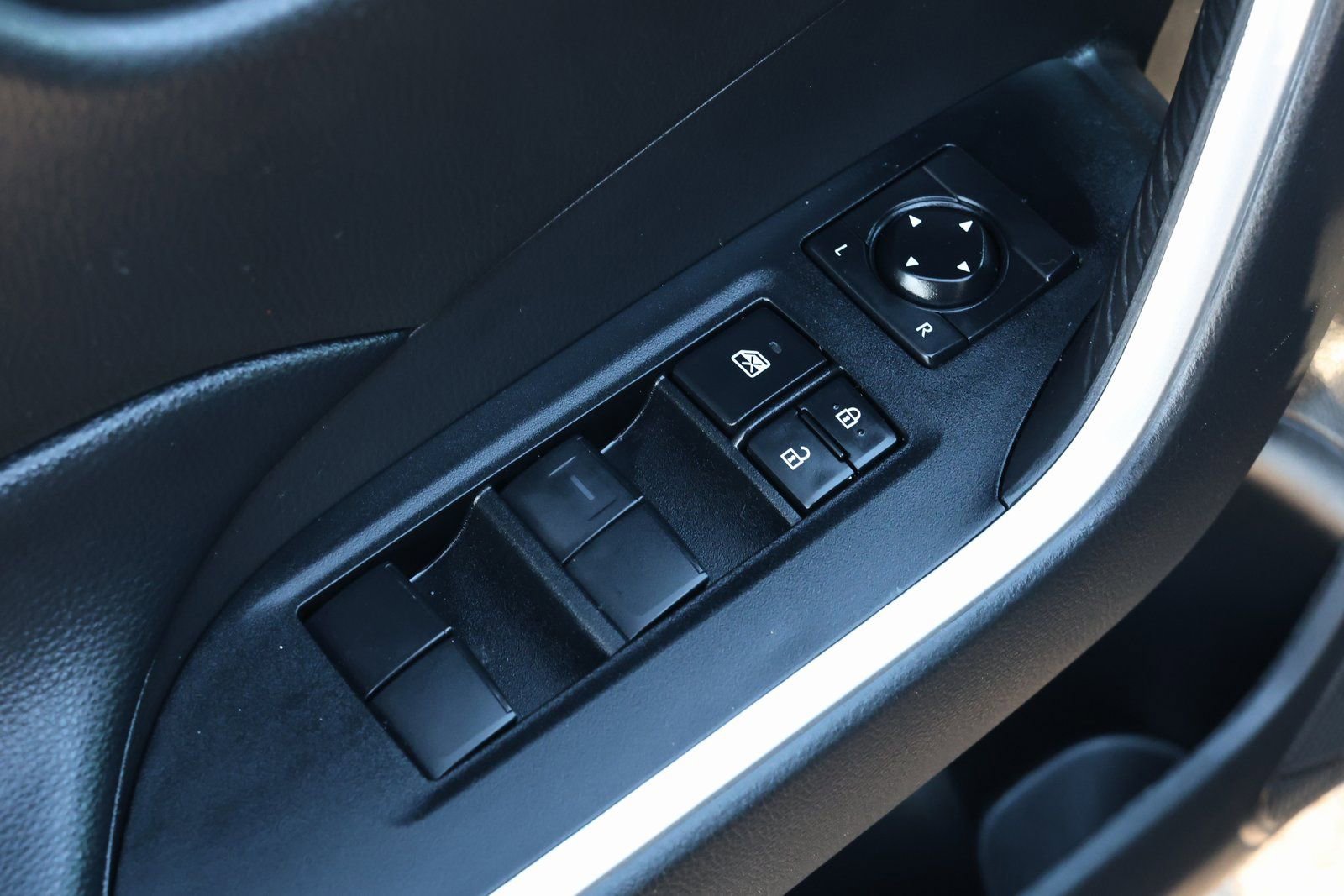 Used 2022 Toyota RAV4 LE image 27