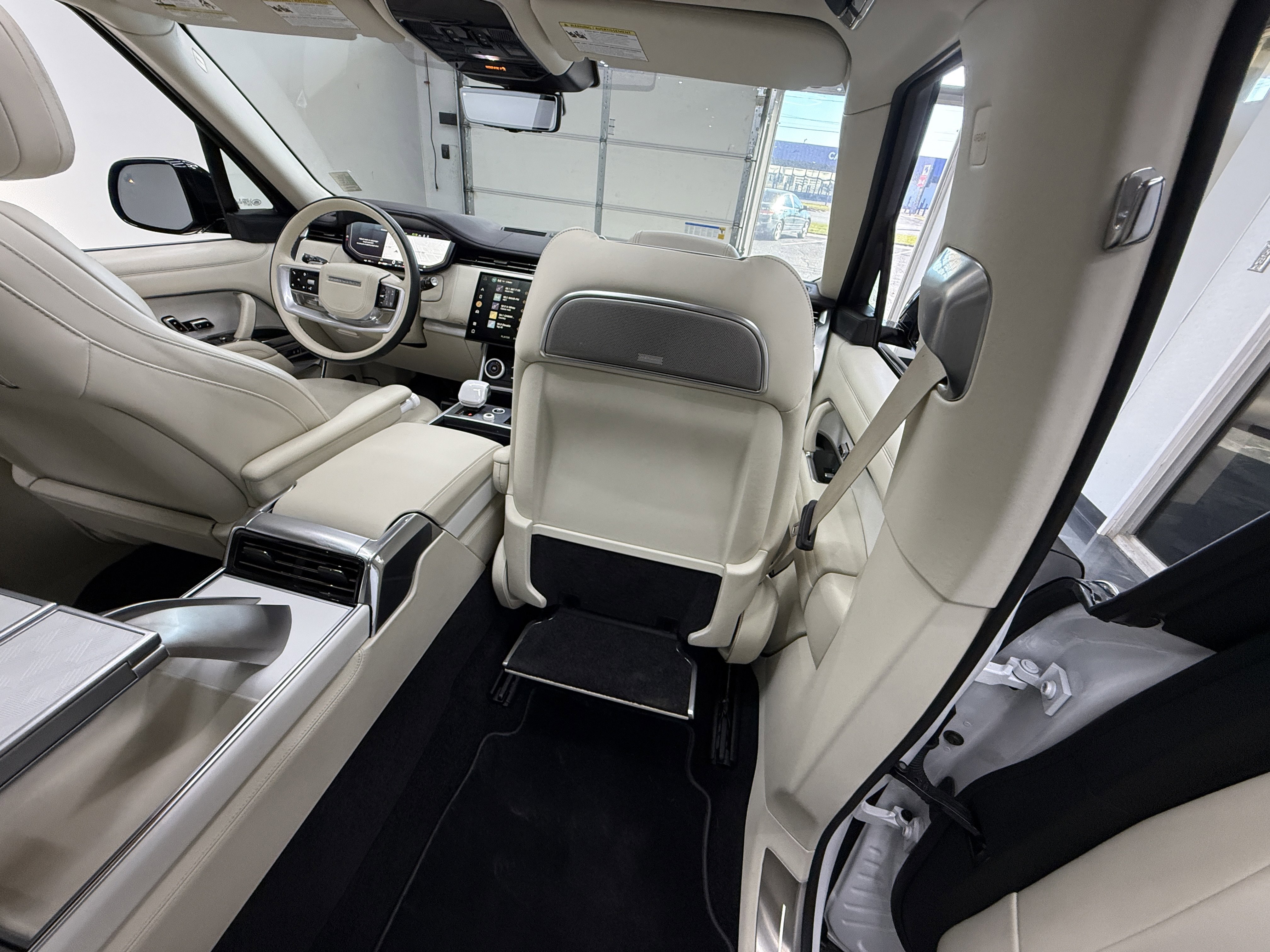 Used 2023 Land Rover Range Rover SV image 45