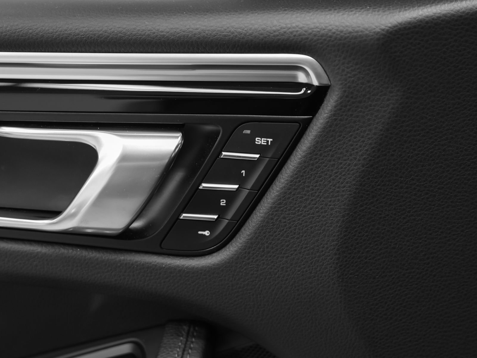 Certified 2024 Porsche Macan AWD/4WD image 28