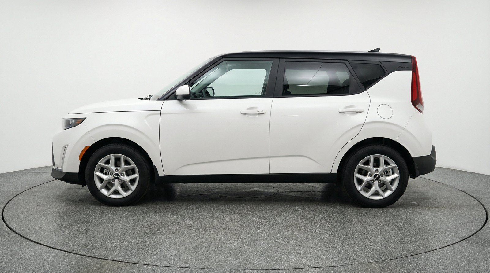 Used 2025 Kia Soul LX w/ LX Technology Package FWD image 5
