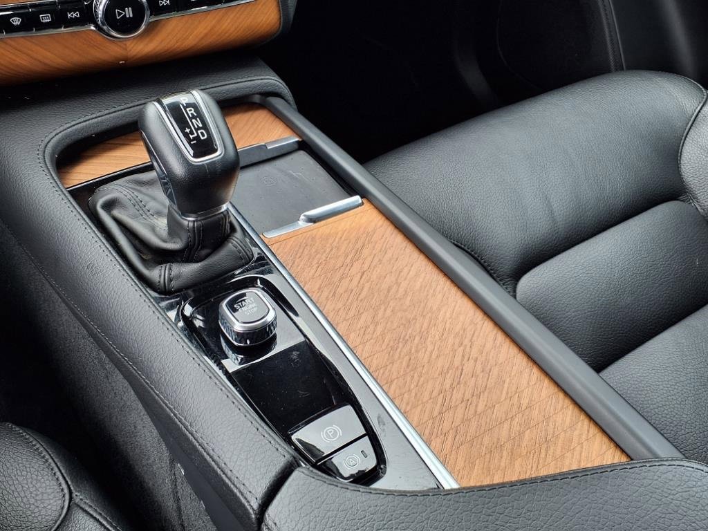 Used 2022 Volvo XC90 T6 Momentum image 9