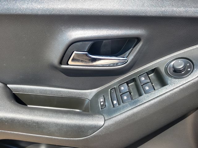 Used 2020 Chevrolet Trax LT FWD image 13