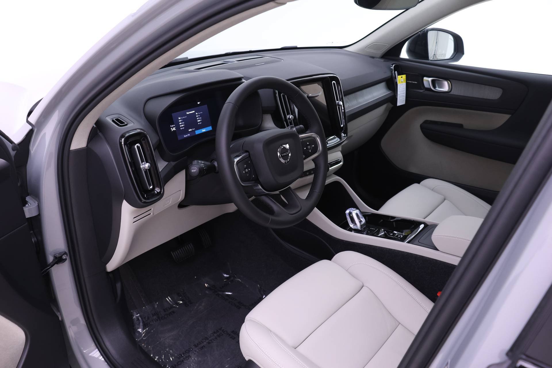 New 2026 Volvo XC40 B5 Ultra w/ Protection Package Premier AWD/4WD image 6