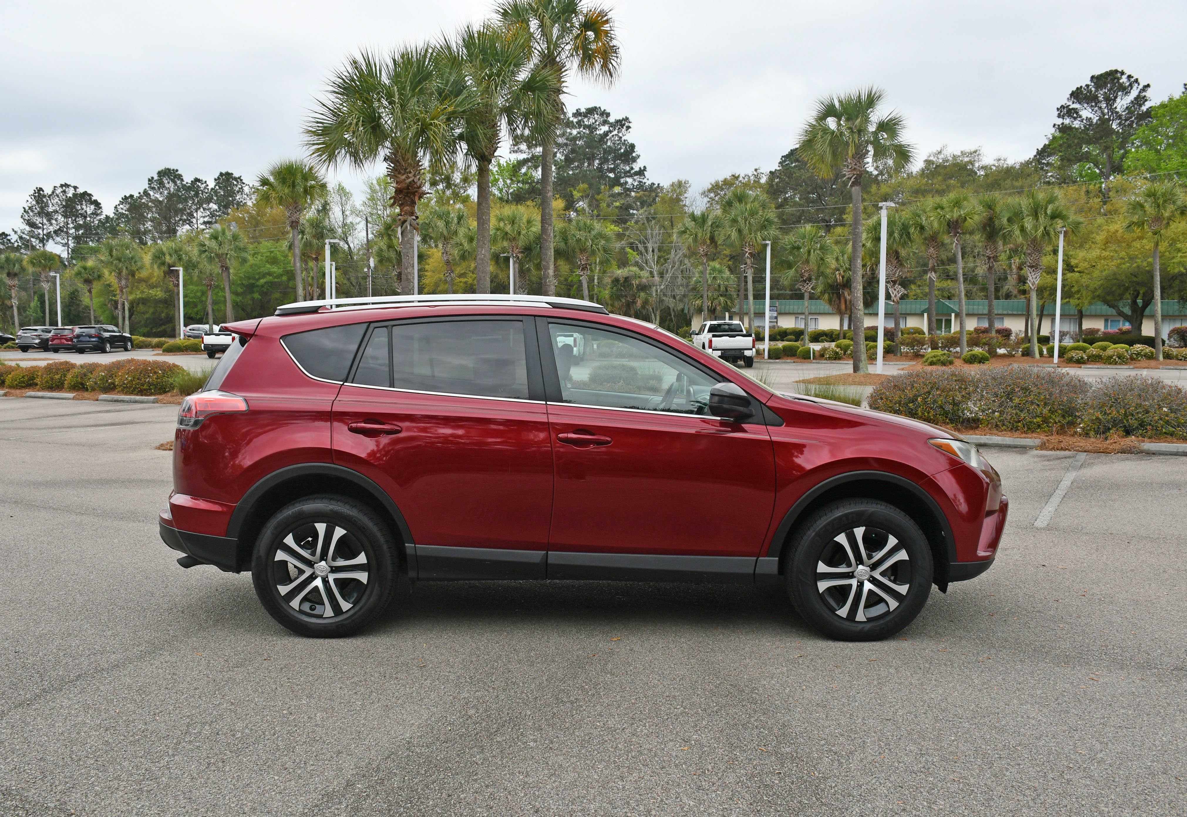 Used 2018 Toyota RAV4 LE FWD image 2