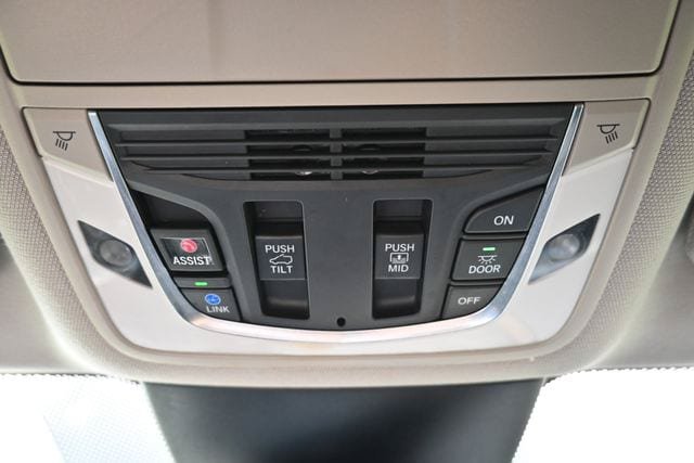 Used 2023 Acura MDX w/ Technology Package AWD/4WD image 38
