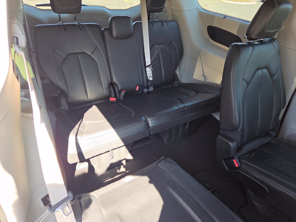 Used 2022 Chrysler Pacifica Touring-L w/ Uconnect Theater Family Group FWD image 27