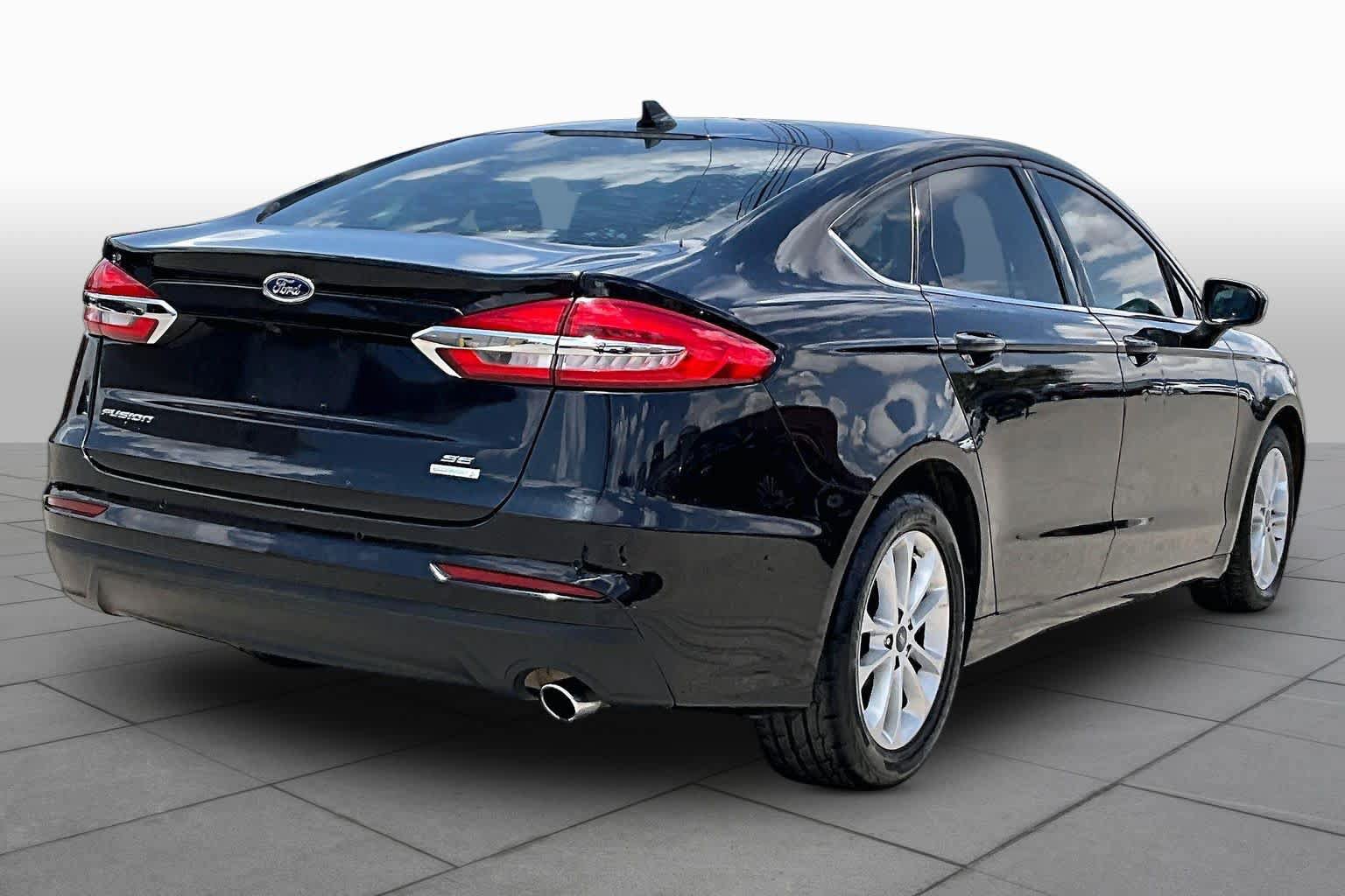 Used 2020 Ford Fusion SE FWD image 13