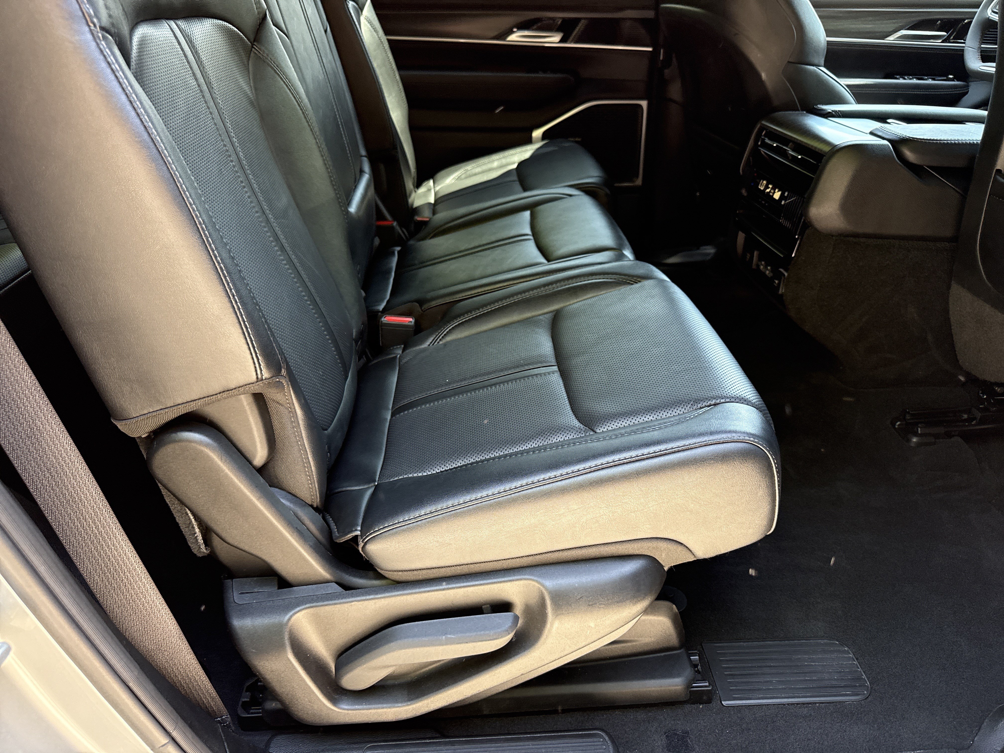 Used 2023 Jeep Wagoneer Series II AWD/4WD image 15