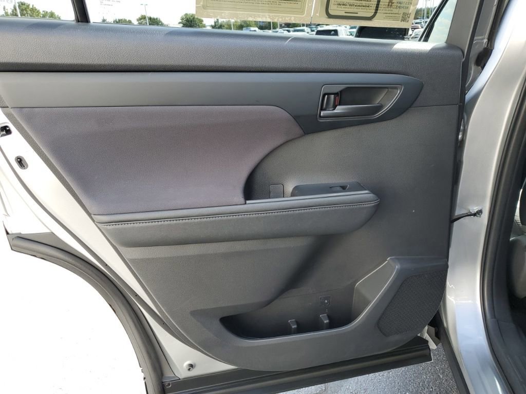 Used 2024 Toyota Highlander LE image 31
