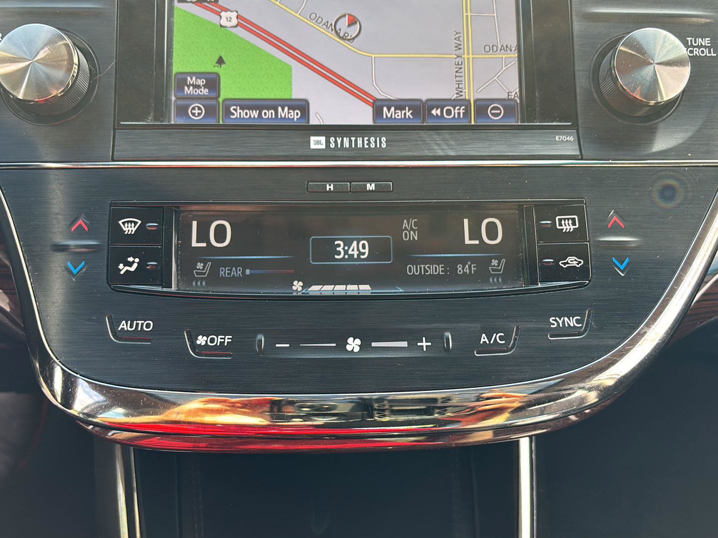 Used 2013 Toyota Avalon Limited w/ Technology Pkg FWD image 32