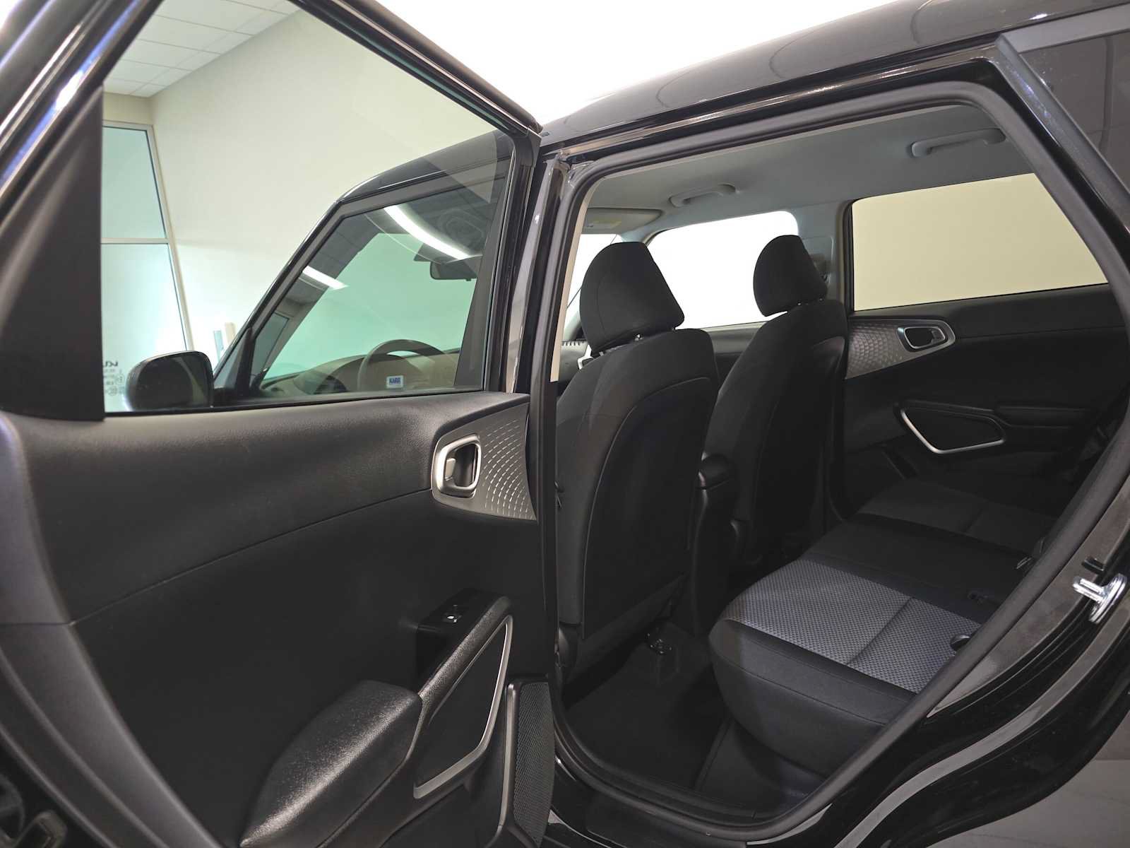 Used 2023 Kia Soul LX w/ LX Technology Package FWD image 23