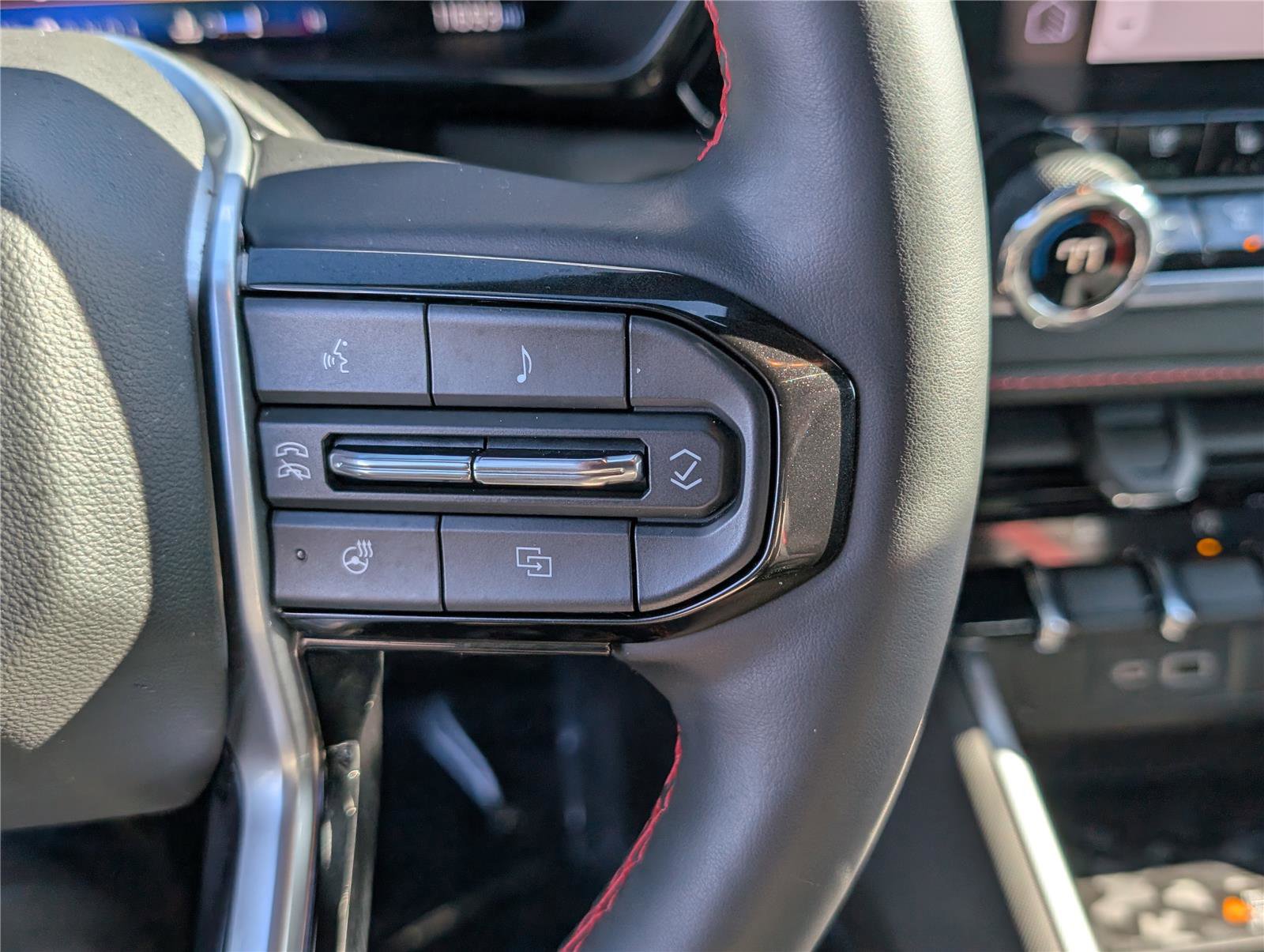 Used 2025 Chevrolet Colorado Z71 w/ Midnight Edition image 24