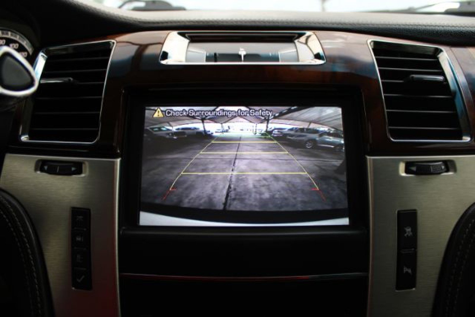 Used 2011 Cadillac Escalade Platinum image 23