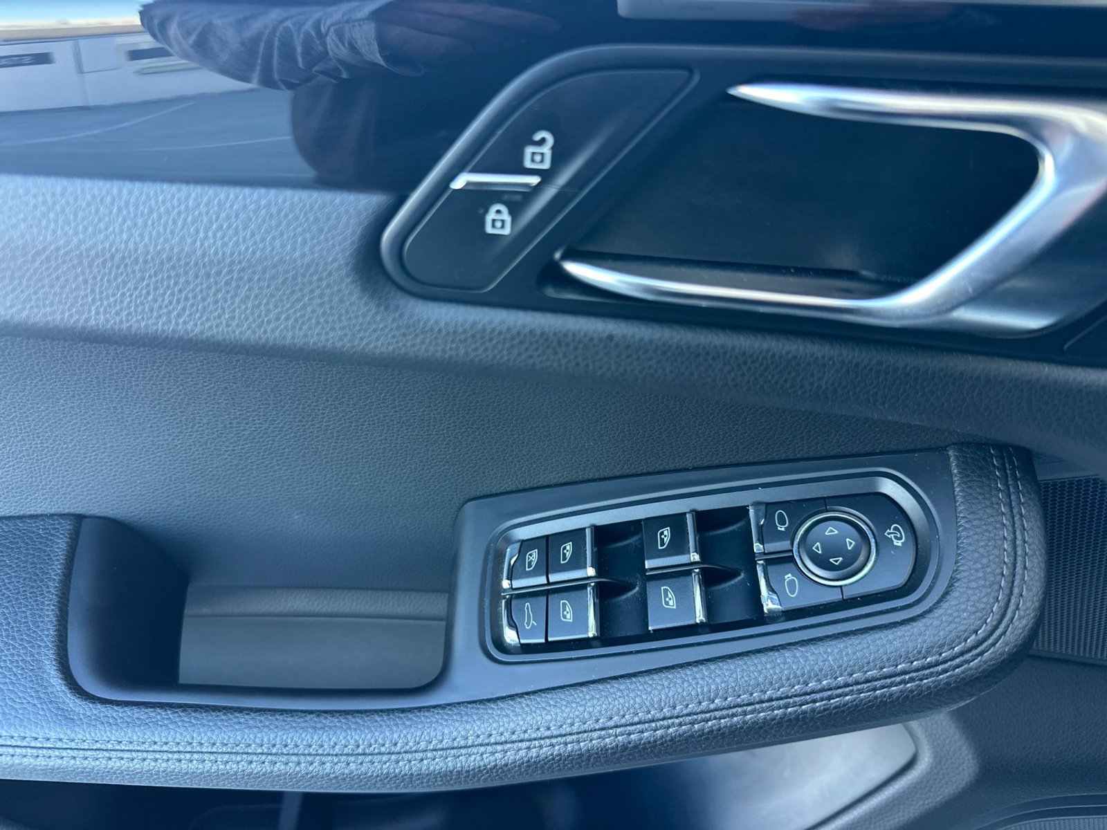 Certified 2024 Porsche Macan AWD/4WD image 28