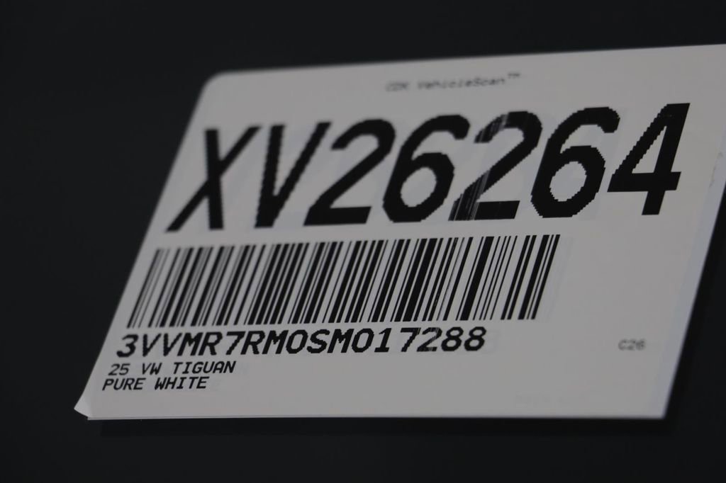Used 2025 Volkswagen Tiguan SE w/ Panoramic Sunroof Package image 24