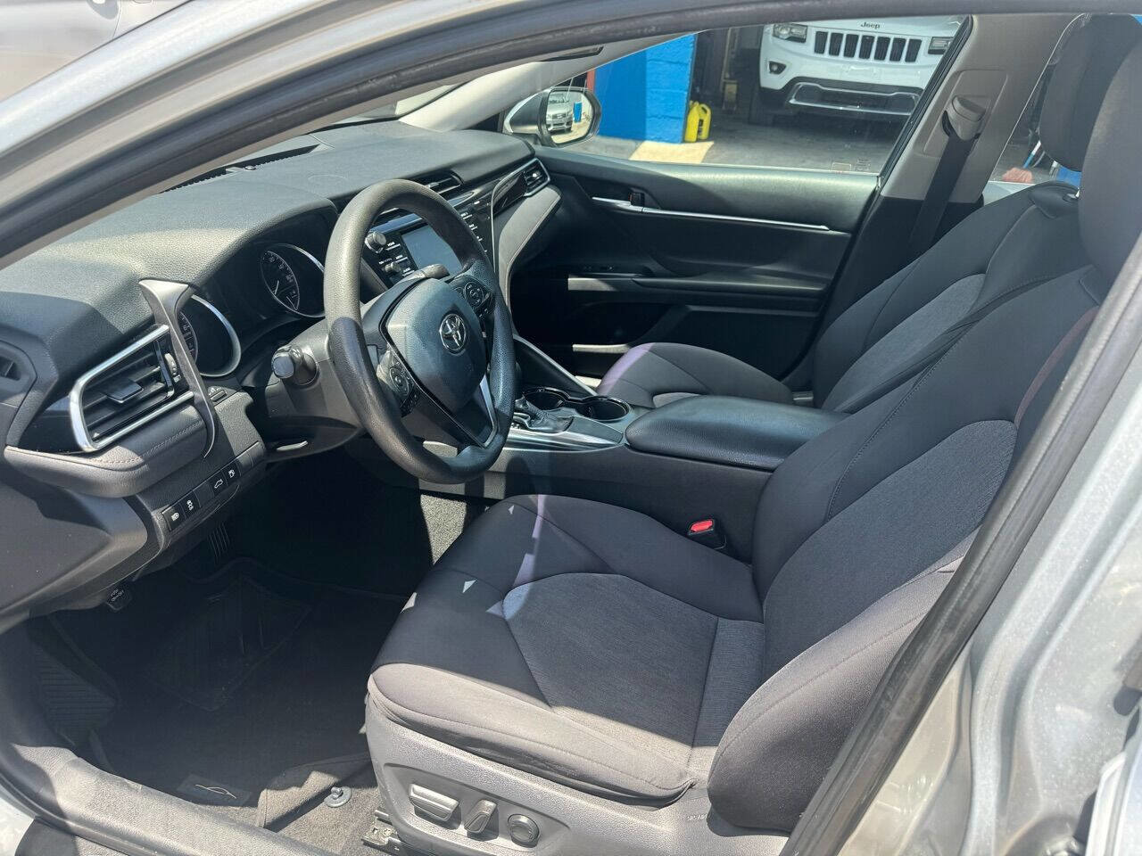 Used 2018 Toyota Camry LE image 10