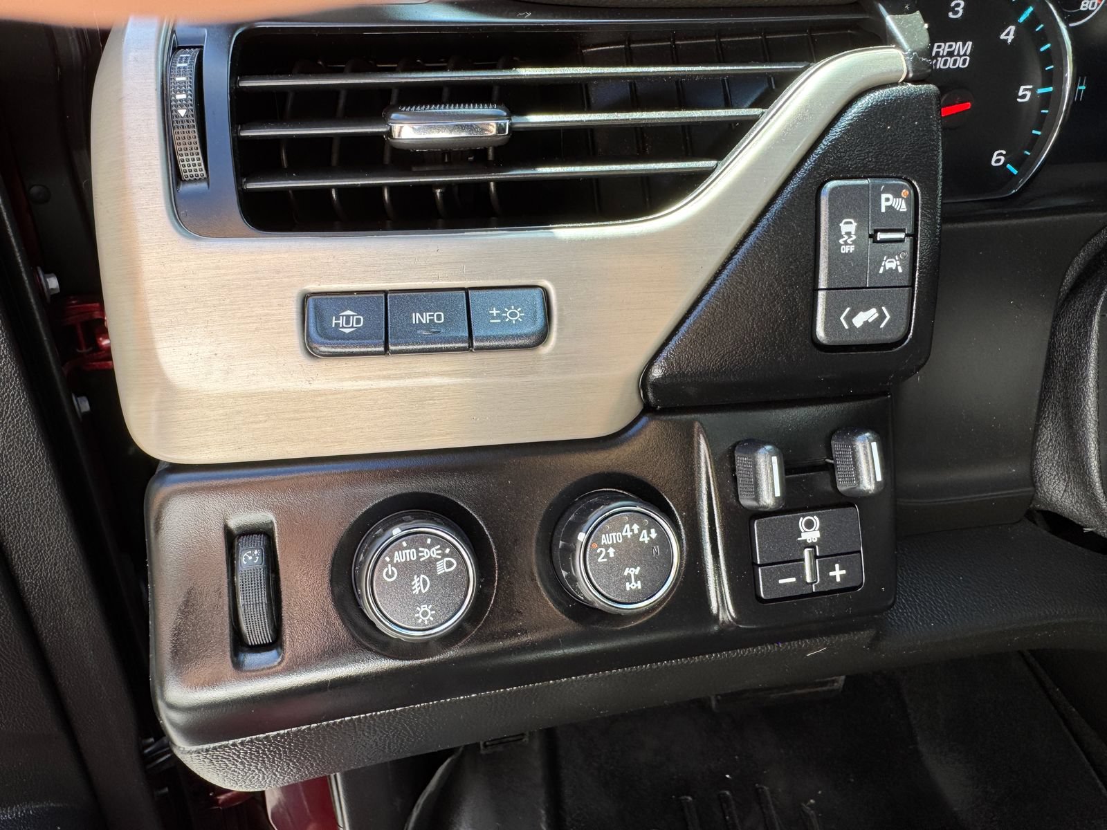 Used 2018 GMC Yukon XL Denali AWD/4WD image 12