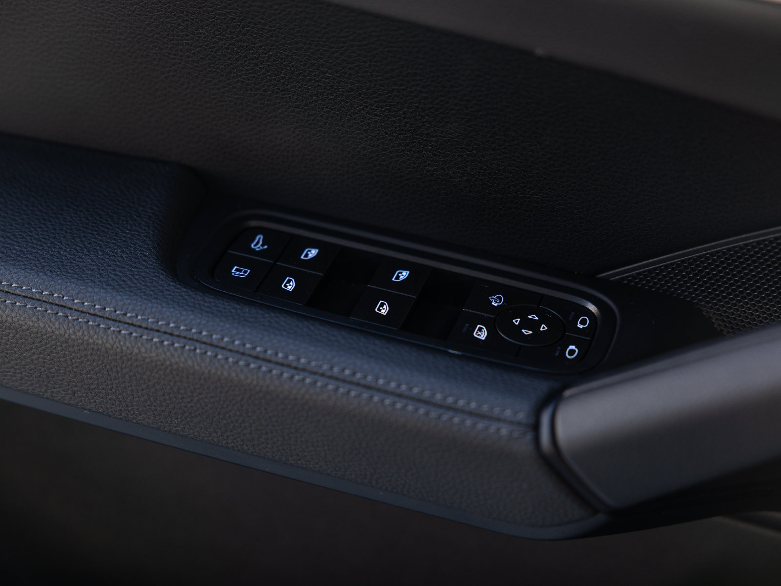 Certified 2024 Porsche Cayenne Coupe AWD/4WD image 47